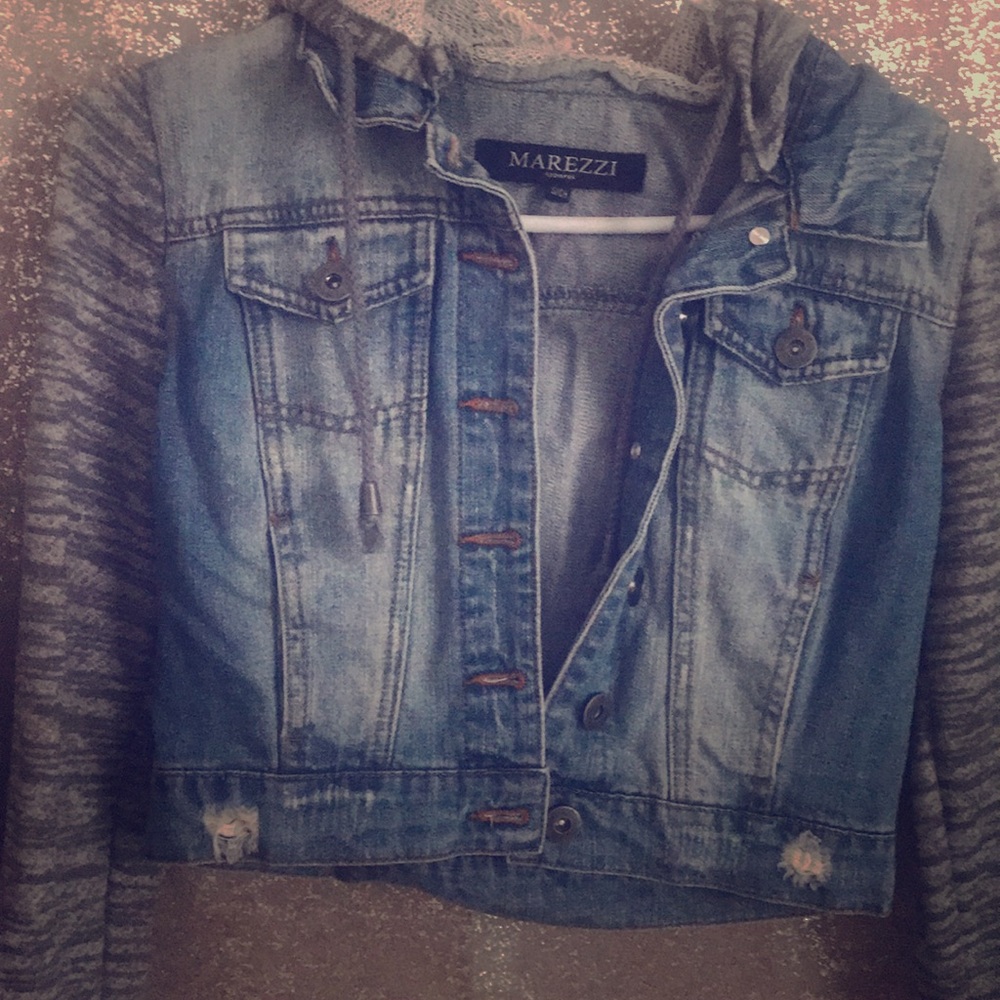 Jean jacket with cotton/polyester sleeves